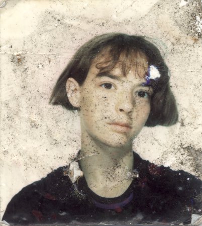 Visage de jeune femme avec coupe au carré brune. Image avec salissures.