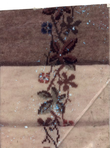 Entrelacs de fleurs brodées sur tissu. Fragment, négatif ?