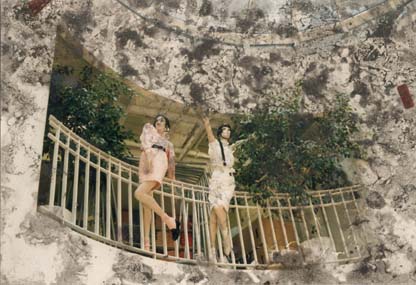 Deux femmes élégantes perchées sur la balustrade d’un balcon. Image avec salissures