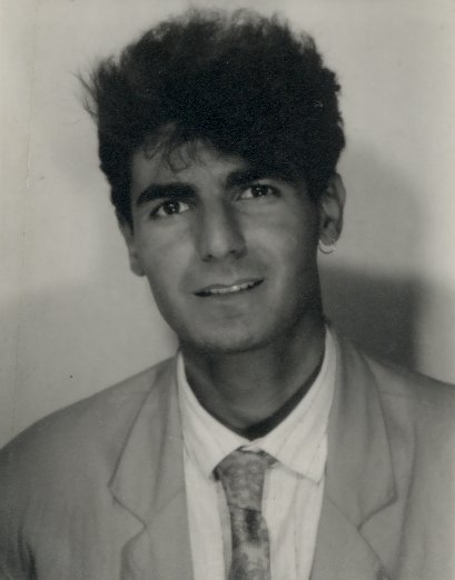 Visage d’homme brun en costume et cravate. Noir et blanc.
