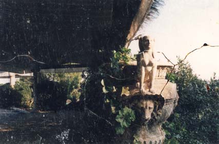 Vasque ancienne avec tête de lion et sphynx. Image déchirée reconstituée.