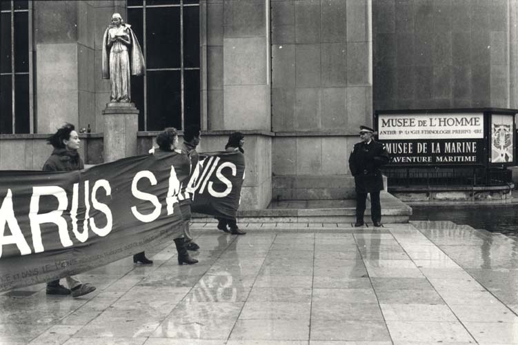 Femmes avec banderole lors d’une manifestation sur l’esplanade du Trocadéro devant  le Musée de l’Homme. Noir et blanc.