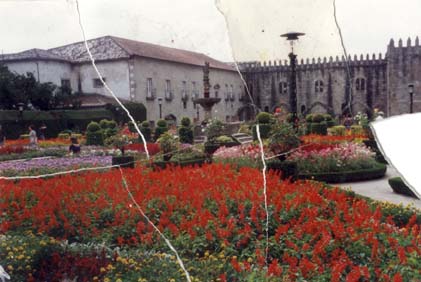 Jardin à la française avec fontaine et parterres de fleurs. Image déchirée.ᴬᴵ