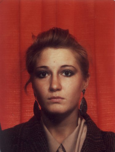 Visage de femme blonde avec boucles d’oreille.