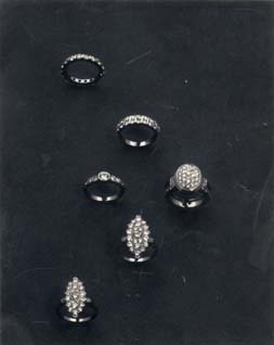 Présentoir avec bagues en diamants.