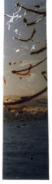 Mer et bord côtier. Image avec rayures.