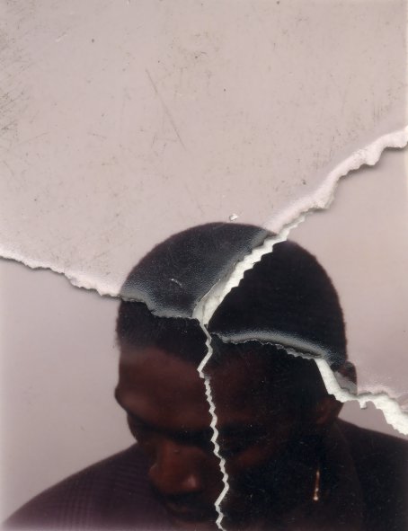 Visage d’homme tête penchée. Image déchirée reconstituée.