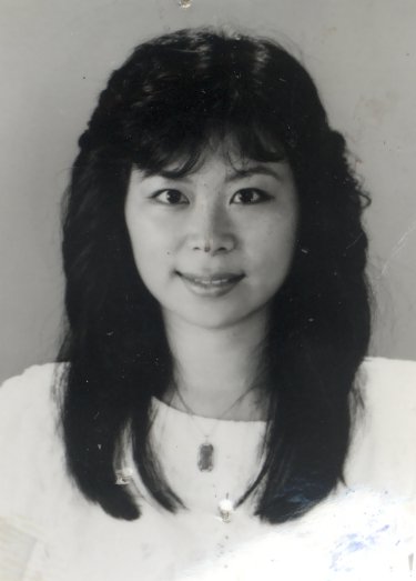 Visage de femme souriante. Noir et blanc.