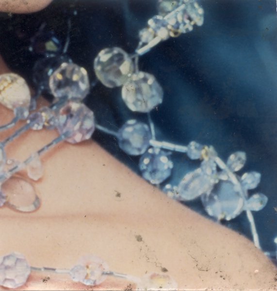 Peau avec bijoux en crystal.