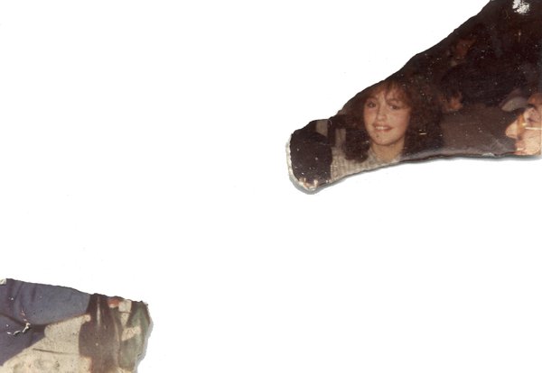 Visage de jeune fille souriante et visage d’homme. Image déchirée en partie reconstituée.