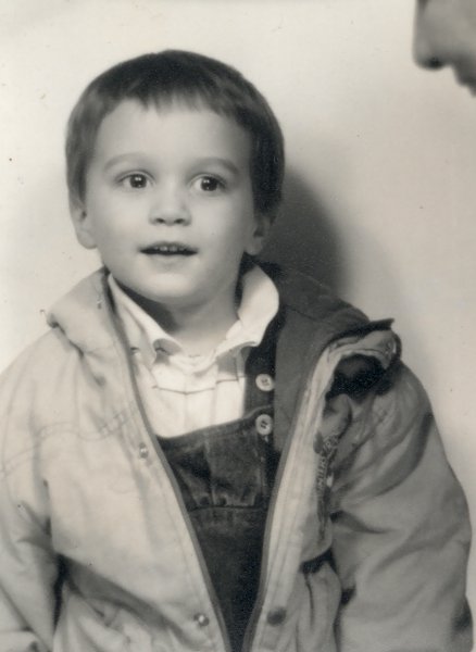 Petit garçon en anorak. Noir et blanc.