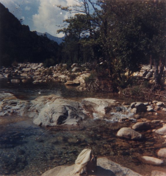 Torrent avec rochers.