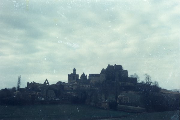 Village sous un ciel nuageux.