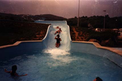 Toboggan aquatique et enfants.