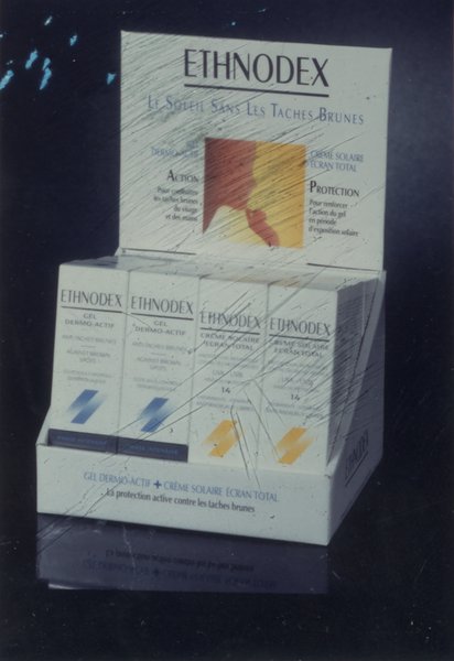 Boîte en carton avec tubes d’Ethnodex.
