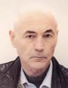 Visage d’homme chauve.