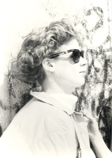 Femme de profil à cheveux bouclés et lunettes noires. Noir et blanc.