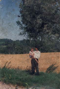 Femme brune avec un enfant dans les bras devant un champ. Image avec rayures.