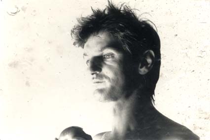 Buste d’homme cheveux hirsutes avec une pomme dans la main. Noir et blanc.