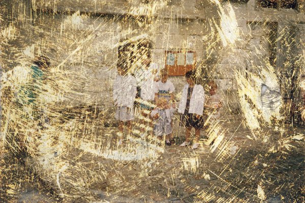 Hommes, femmes et enfants debout en plein air. Image avec rayures.