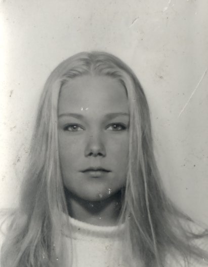 Visage de jeune femme à cheveux blond clair. Noir et blanc.
