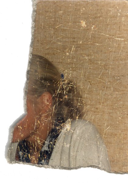 Arrière de la tête d’une jeune femme blonde avec queue- -de-cheval. Fragment.