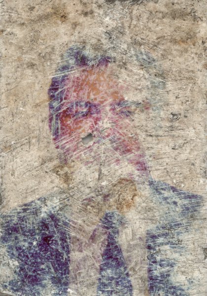 Visage d’homme avec cravate noire. Image avec rayures, très abîmée.