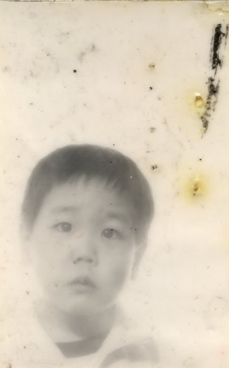 Visage de petit garçon. Noir et blanc.