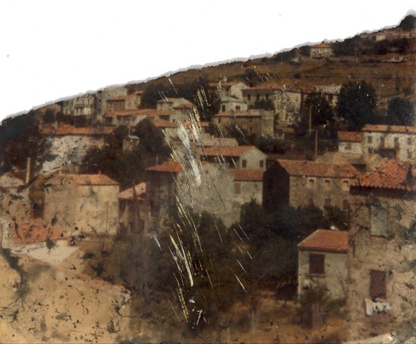 Ensemble de toits de maison de village. Image abîmée. Fragment.