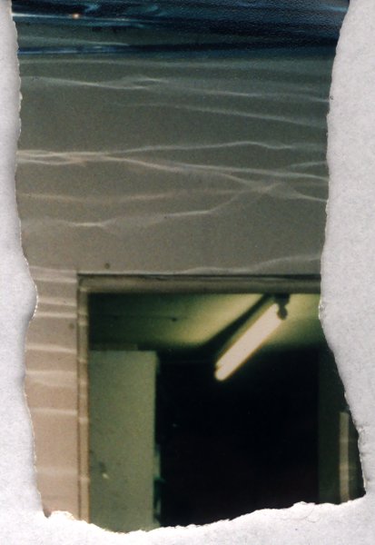 Couloir avec porte éclairée. Fragment déchiré.ᴬᴵ