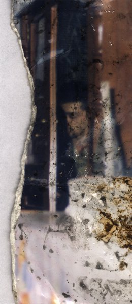 Visage partiellement visible. Fragment déchiré.ᴬᴵ