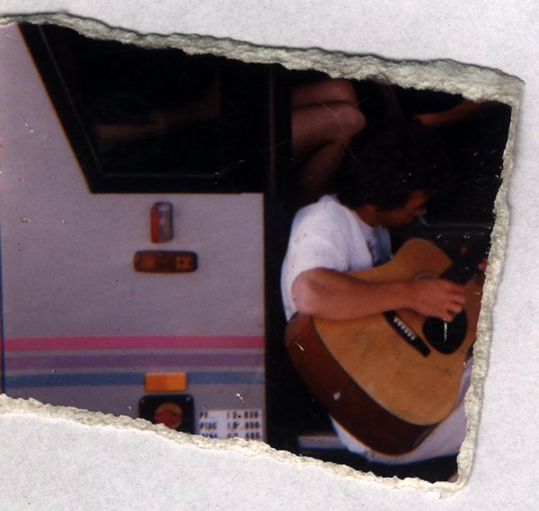 Homme jouant de la guitare. Fragment déchiré.ᴬᴵ