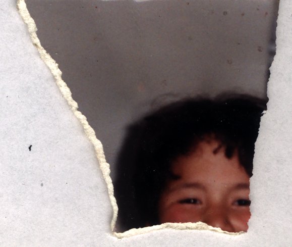 Visage souriant d'un enfant. Fragment déchiré.ᴬᴵ
