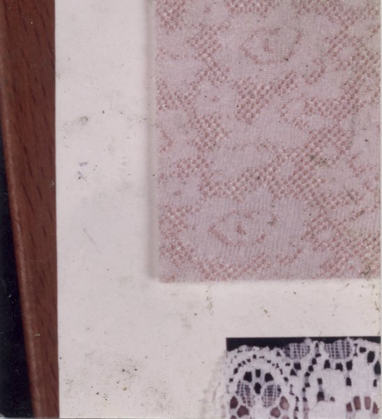 Pièce de dentelle blanche.