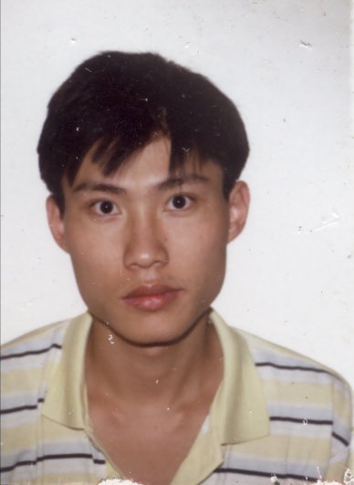 Portrait d'un jeune homme en polo rayé.ᴬᴵ