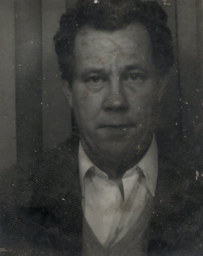 Visage d’homme brun. Noir et blanc.