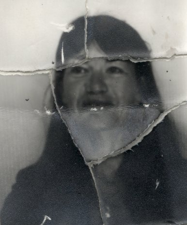 Visage de femme brune. Image avec pliure. Noir et blanc