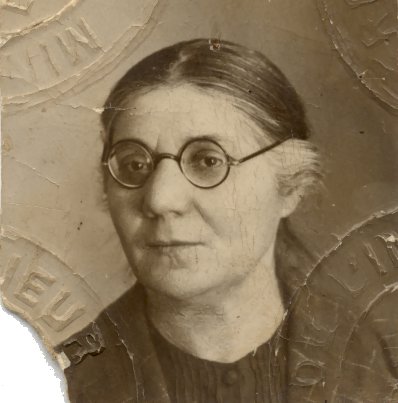 Visage de femme brune avec lunette. Noir et blanc.