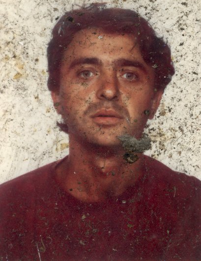 Visage d’homme brun. Image avec taches vertes.