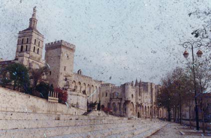Bâtiment de style mauresque et rue bordée d’arbustes.