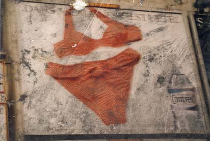 Bikini orange posé à plat. Image abîmée.ᴬᴵ