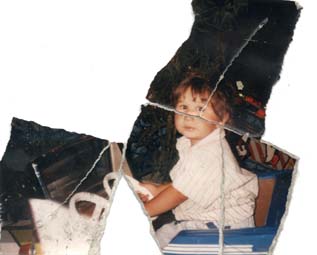 Enfant à un bureau. Image avec déchirure, reconstituée.ᴬᴵ