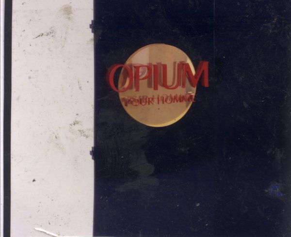 Logo : « Opium ».