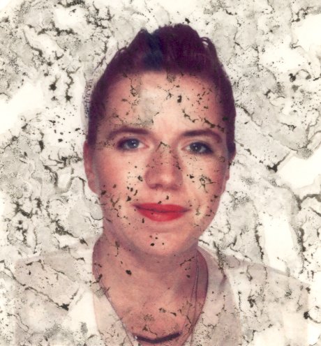 Visage de femme brune souriante. Image avec salissures.
