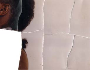 Tête avec cheveux crépus et oreille. Image déchirée en partie reconstituée.