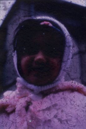 Visage avec foulard clair sur la tête.