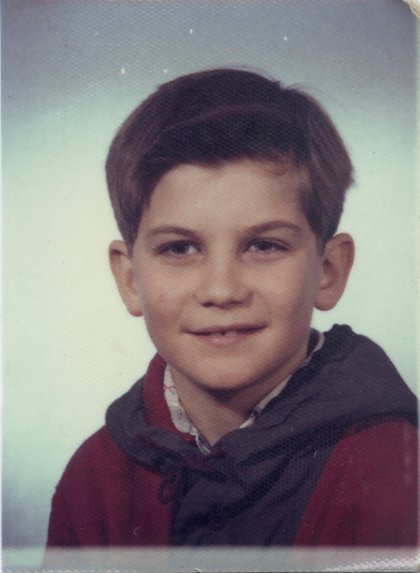 Visage de petit garçon brun.