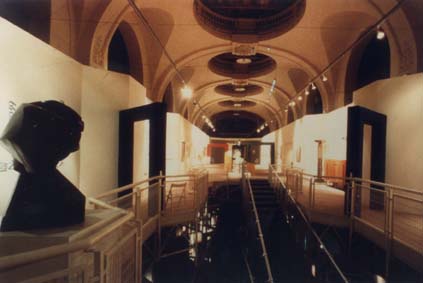 Allée centrale d’une salle d’exposition.