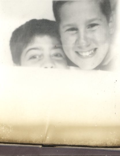 Enfants souriants visages côte à côte. Noir et blanc.