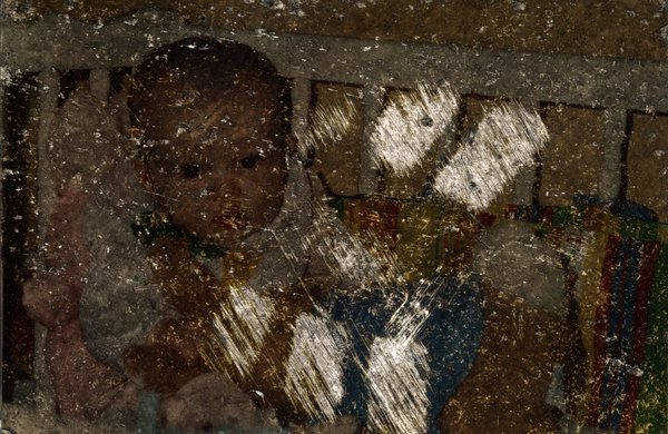 Enfant dans son parc. Image très abîmée.